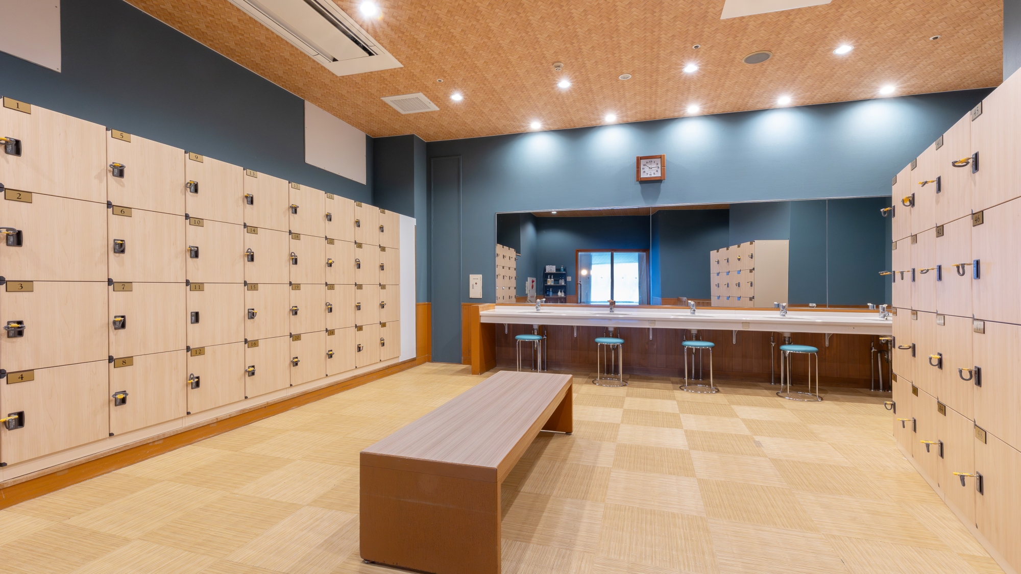 【大浴場】脱衣所は鍵付きロッカーをご利用いただけます。