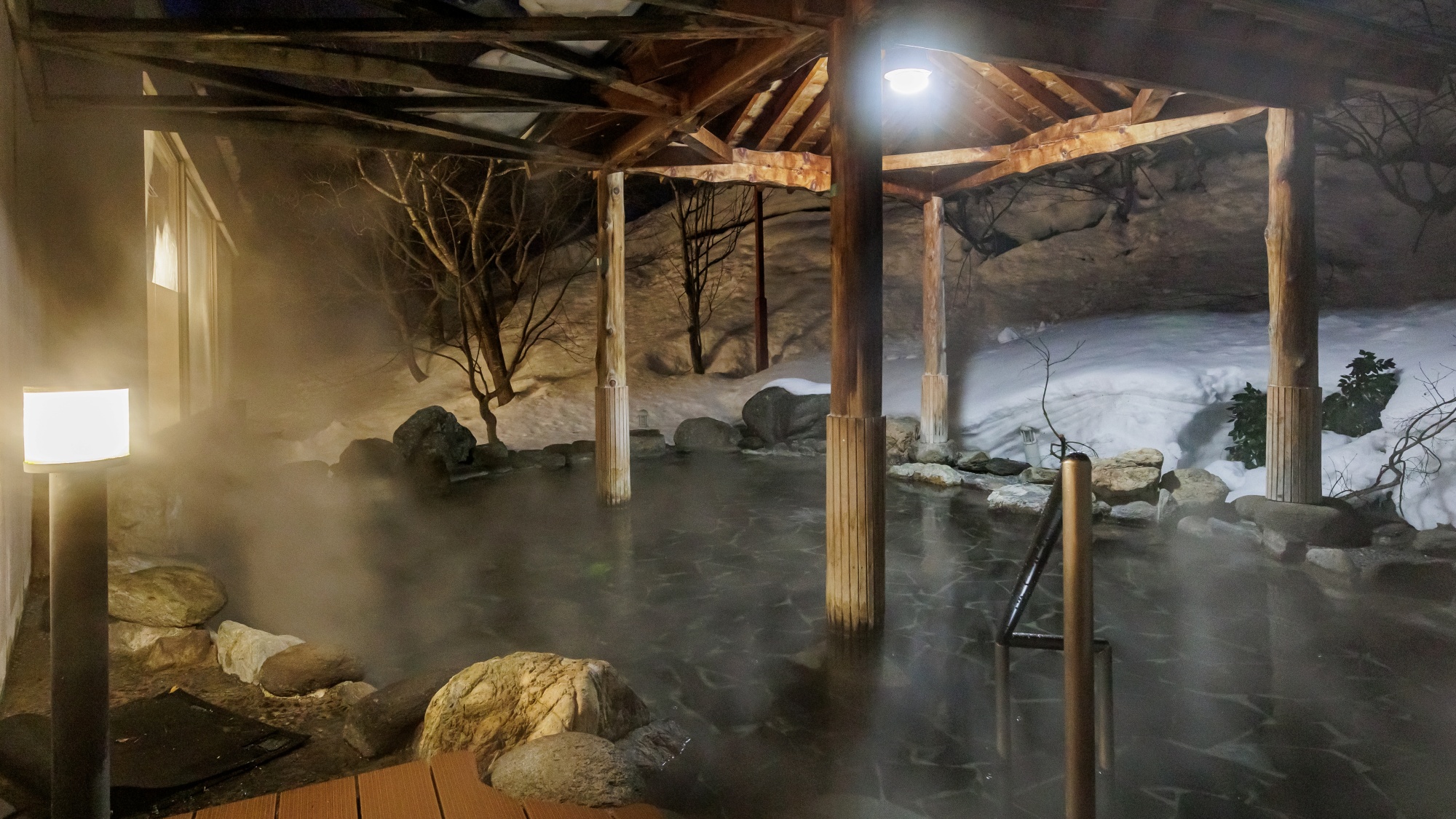 女湯露天風呂「鶴の湯」／夜の露天風呂でゆっくりお寛ぎください。