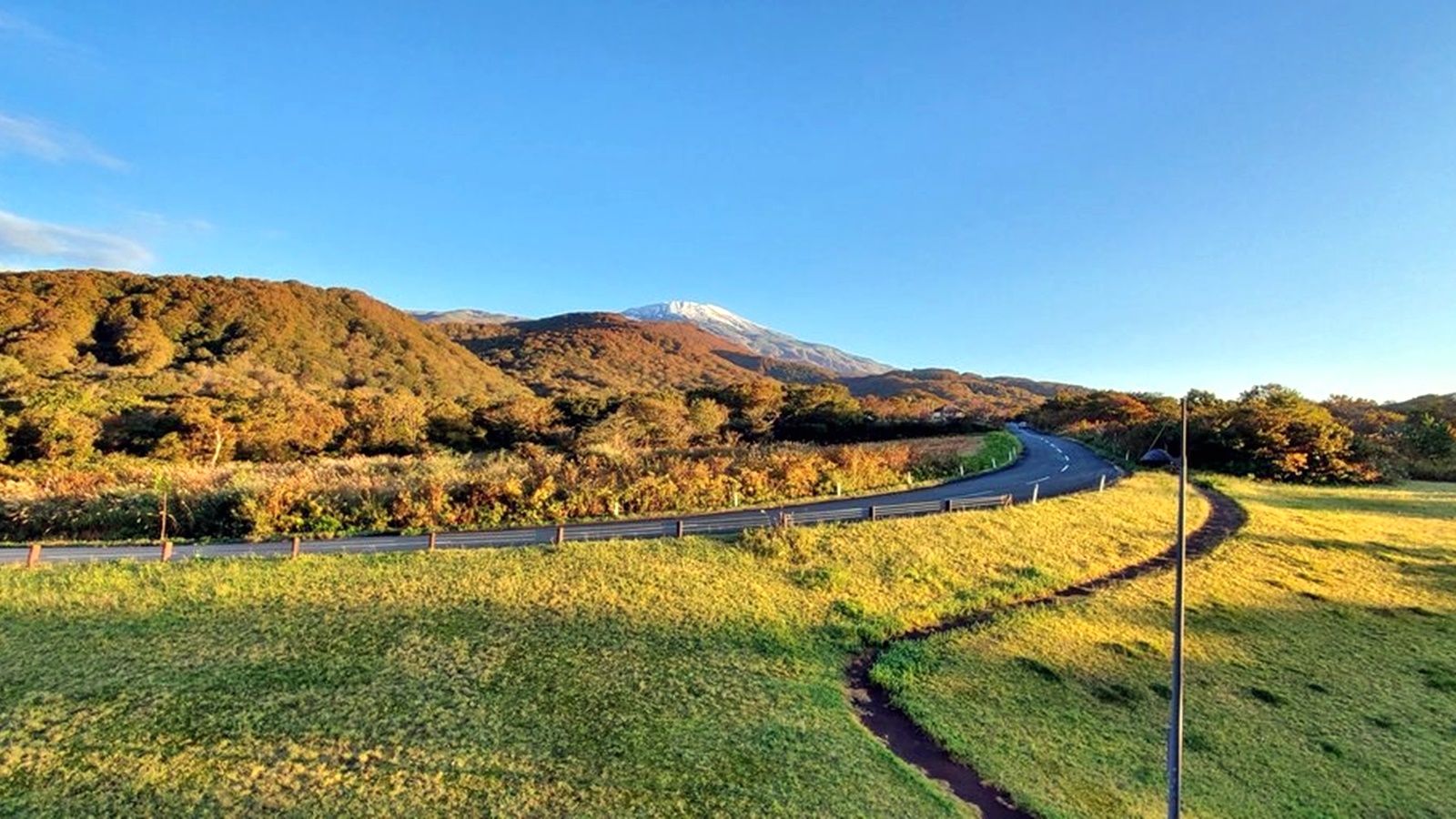 *紅葉の鳥海山麓と冠雪した鳥海山