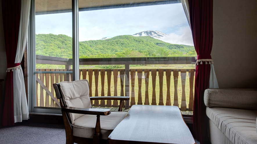 *【客室一例】窓越しに鳥海山を望む贅沢なひととき
