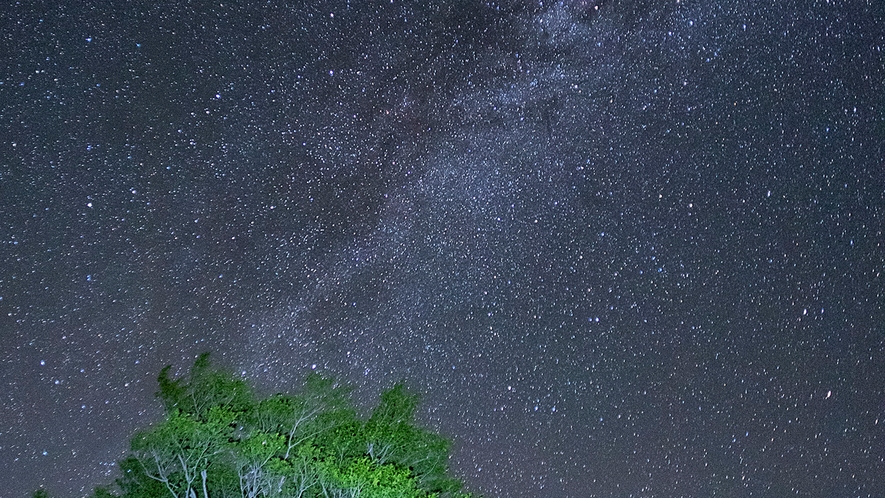 *【鳥海山荘の夜景】見上げた夜空に輝く星々