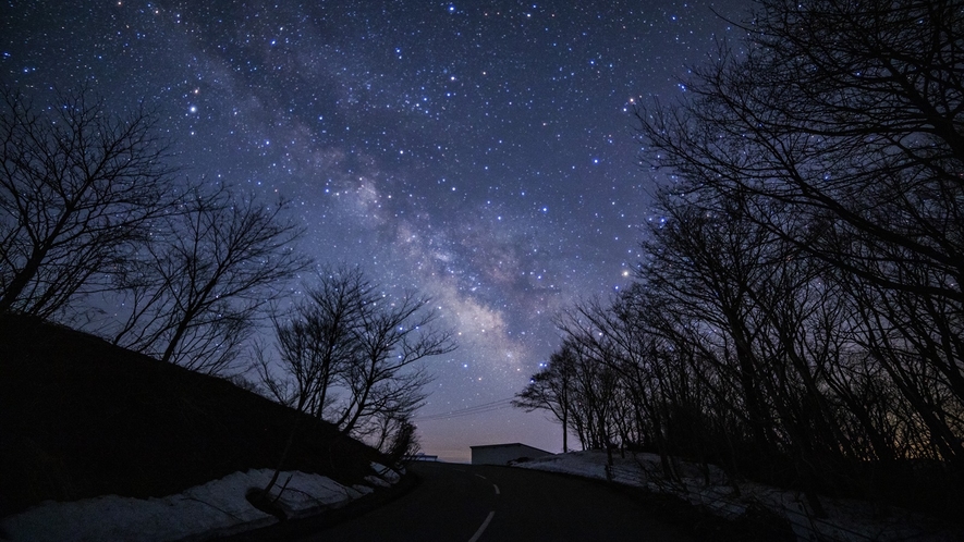 *【鳥海山荘の夜景】見上げた夜空に輝く星々