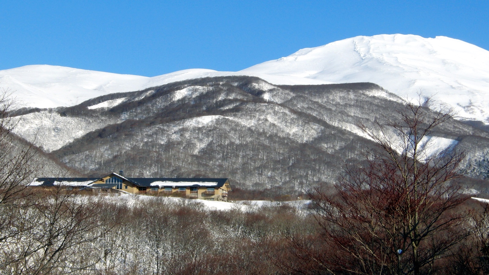 *雪を纏う鳥海山と鳥海山荘