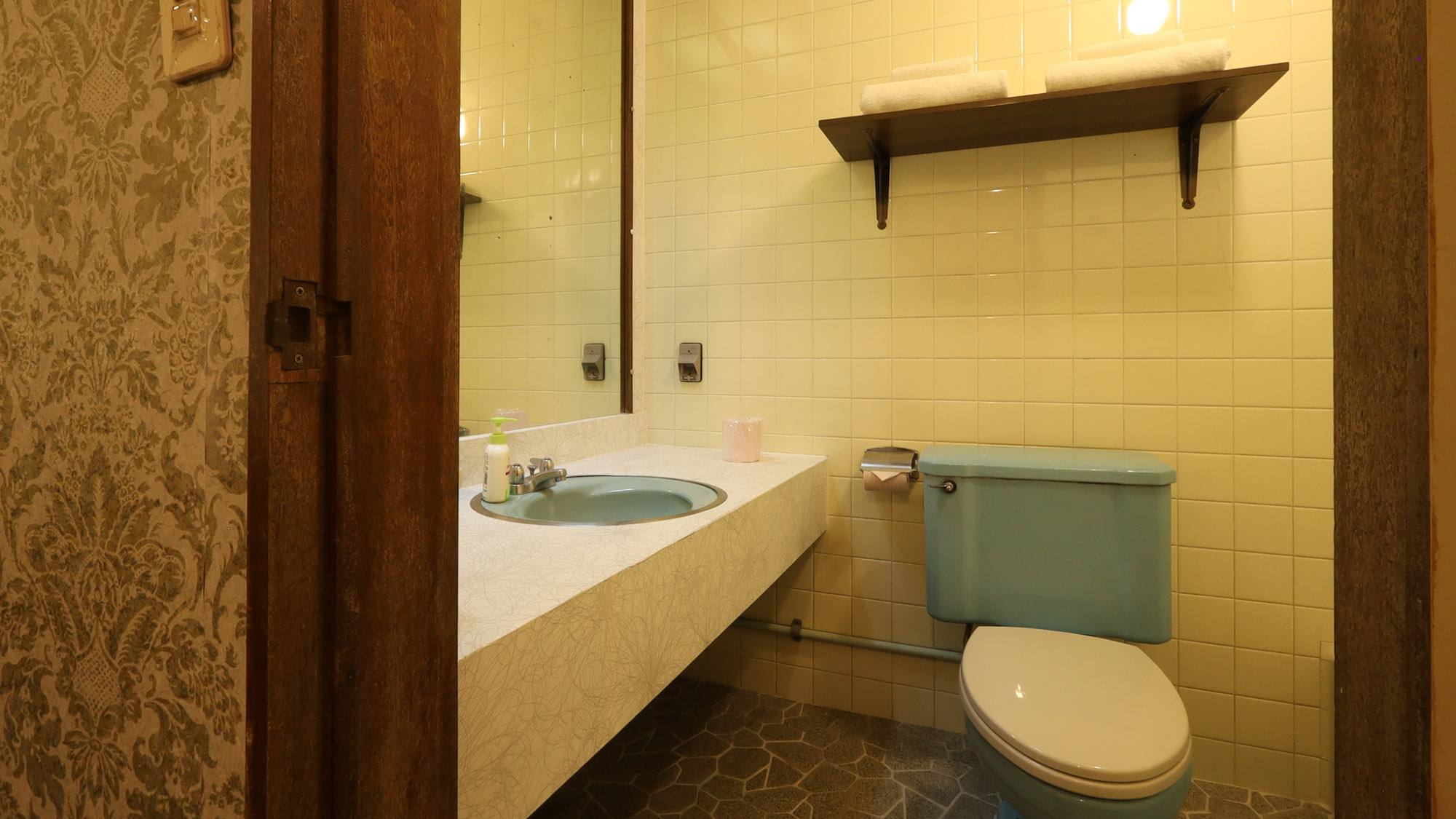 【ダブルエコノミー】パステルカラーのタイルと水色のバスタブ・便器がどこか懐かしいレトロな空間