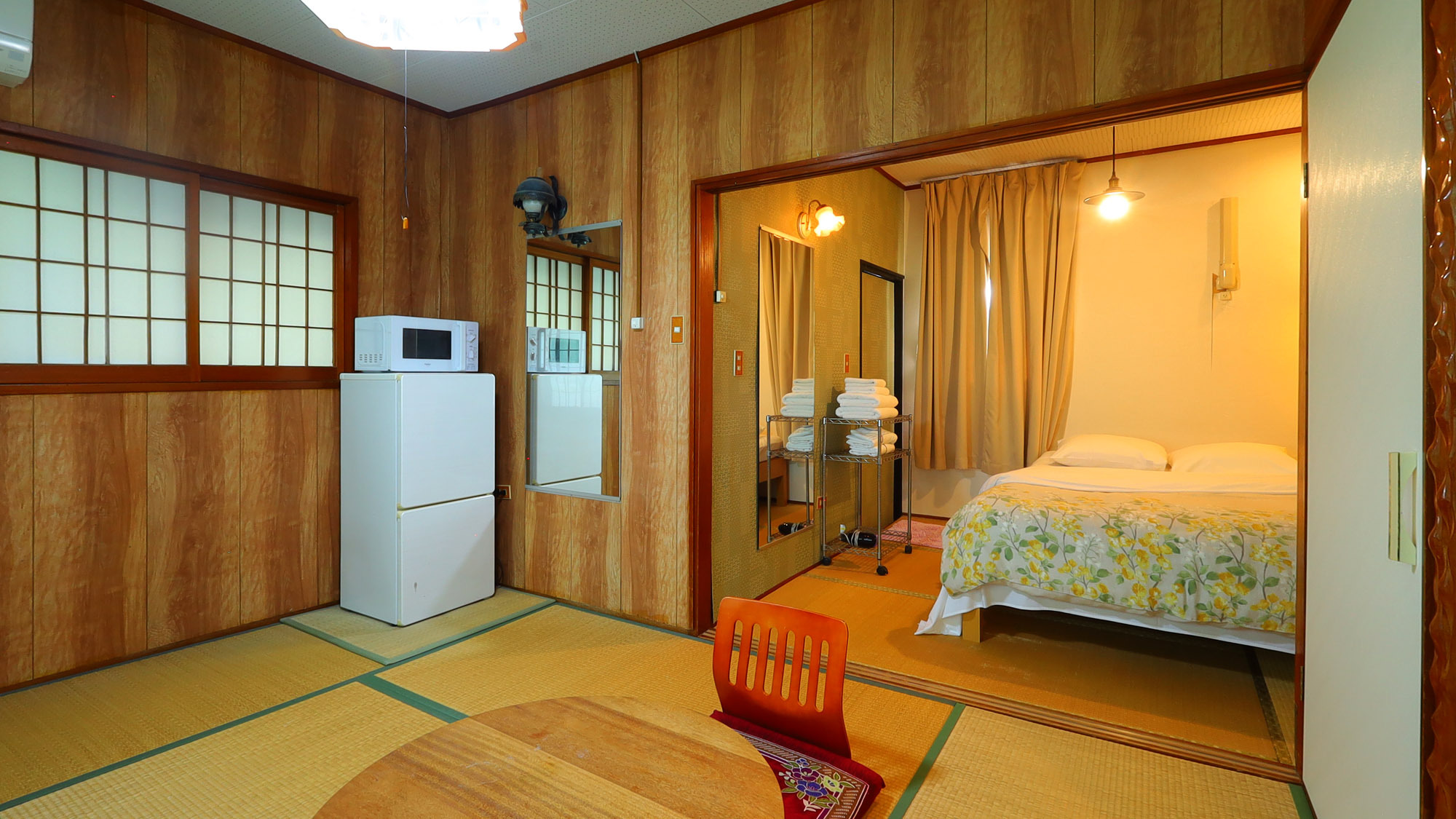 【日本間(和洋室)】洋の便利さと和の趣が心地よく溶け合うこの部屋で、非日常の贅沢と、心に残る思い出を