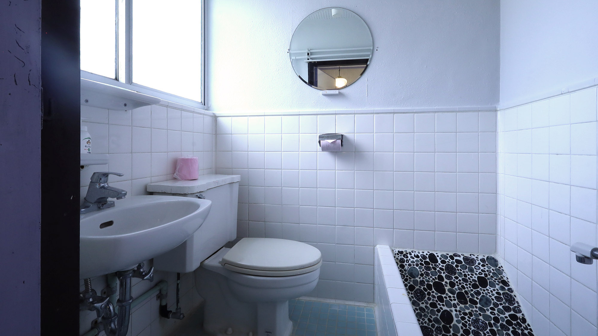 【コンパクトルーム(洗面)】水回りは時を超えた佇まいですが、それもまた味わい・・・