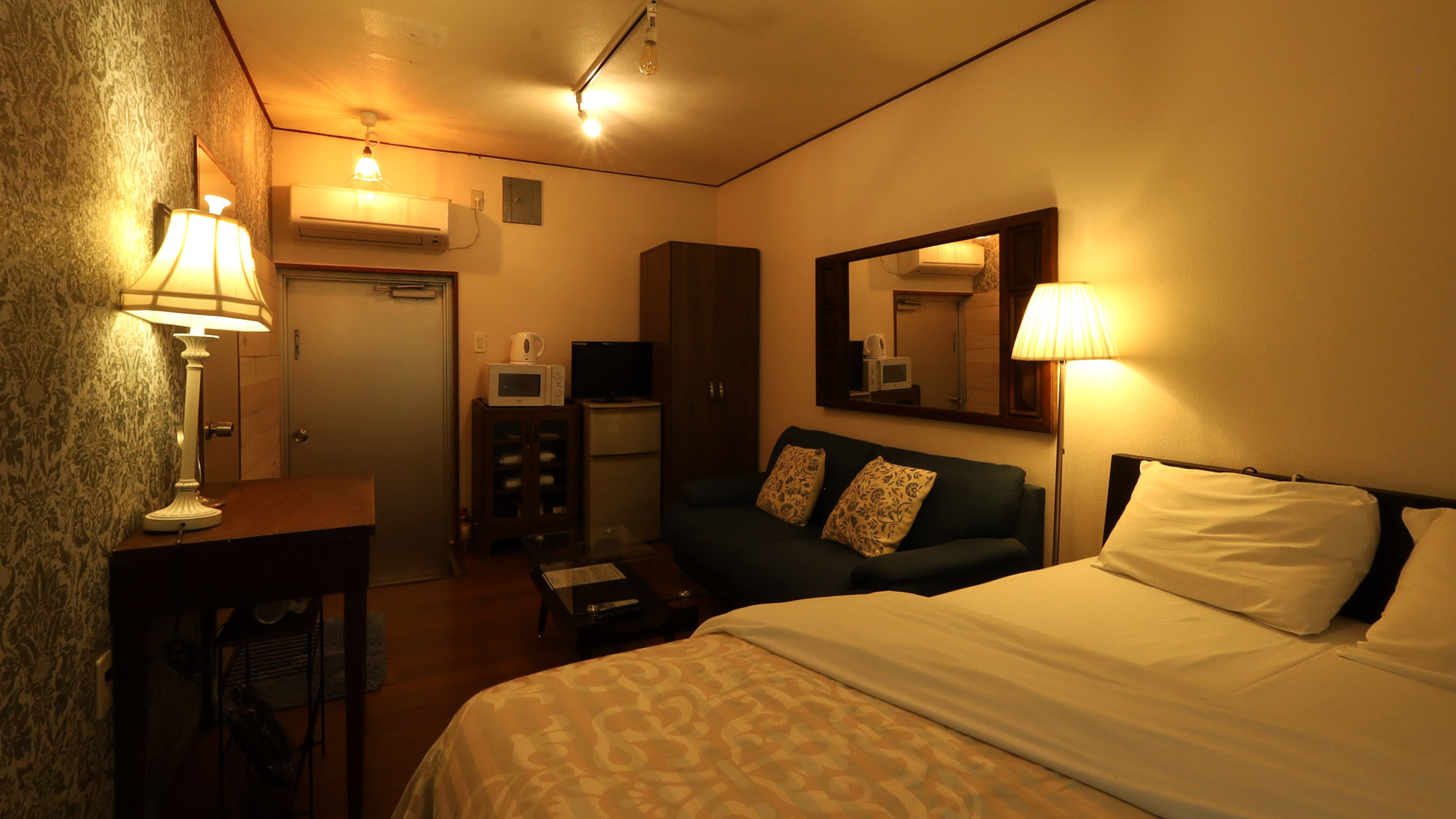 【ダブルエコノミー】丁寧に選ばれたひとつひとつの家具が、この部屋の特別な雰囲気を創り出しています