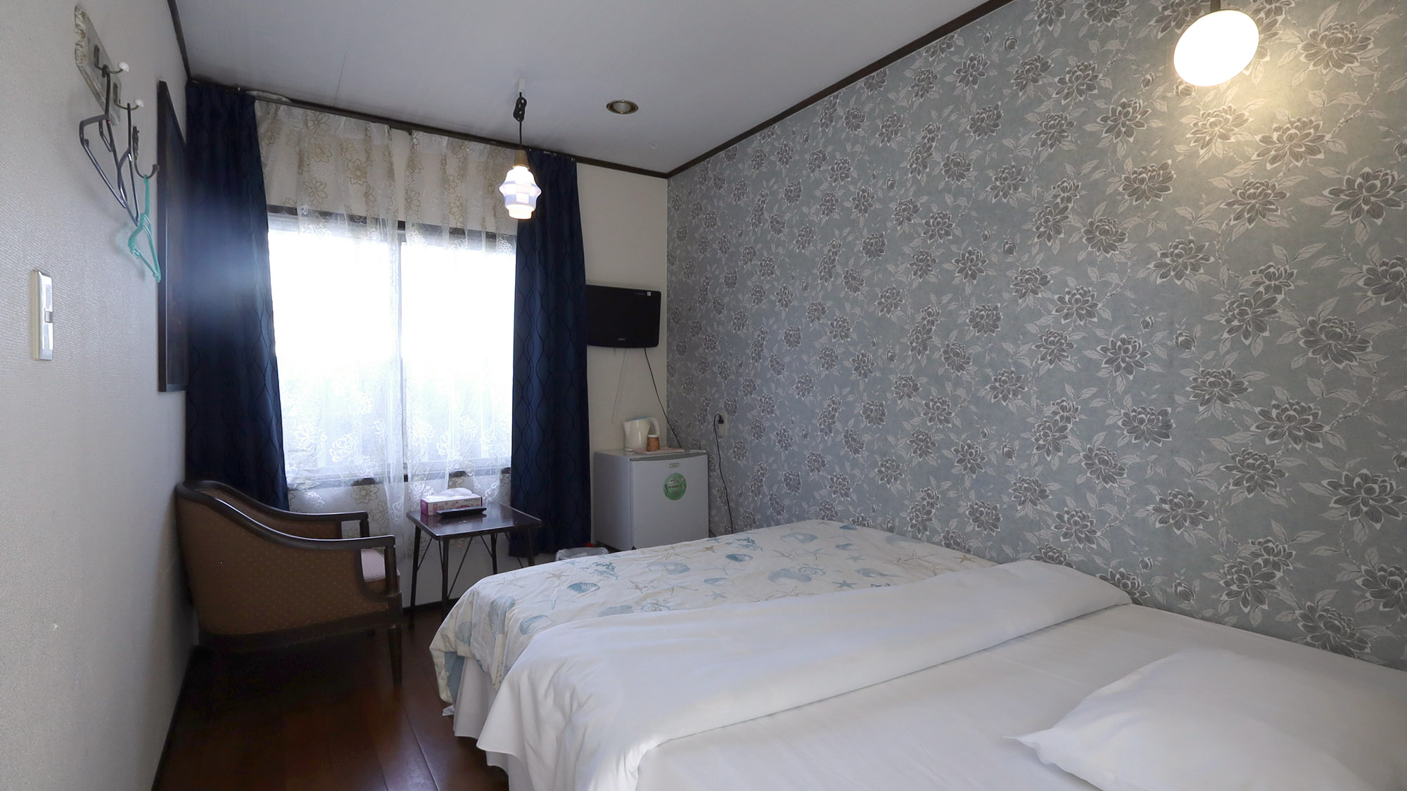 【コンパクトルーム】ベッドはダブルベッドなのでゆったりと。旅の情景を彩るクラシックな小部屋