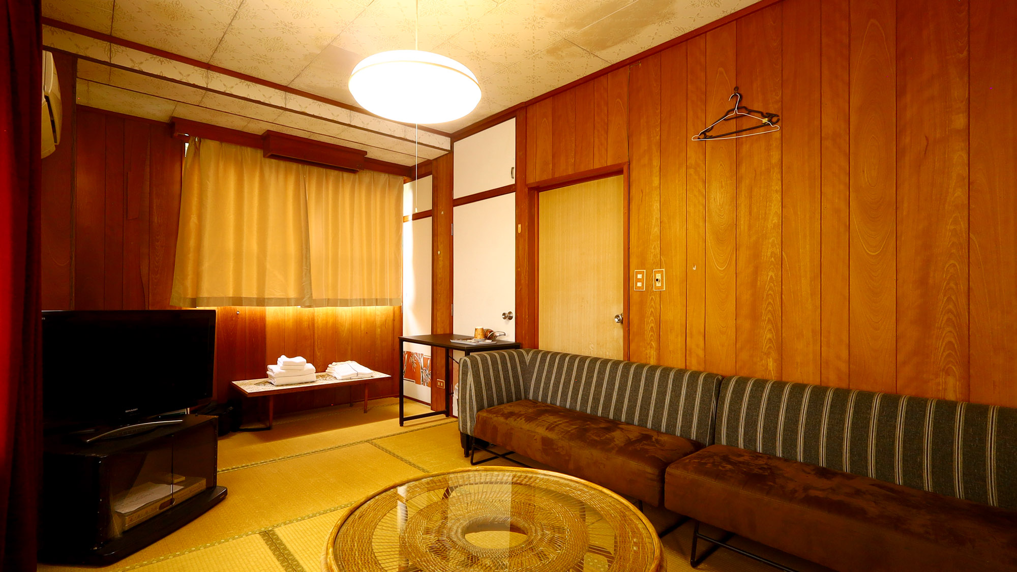 【大部屋】４人がけのソファーがあり、ゆっくりとおくつろぎいただけます。