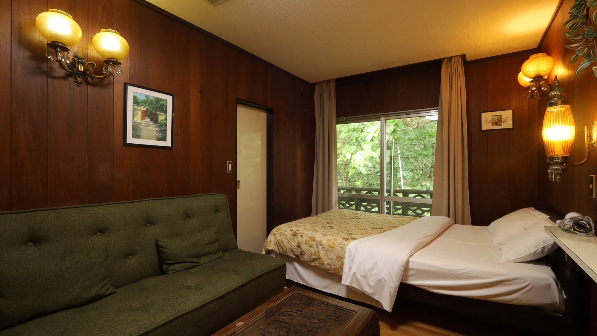 【ダブルエコノミー】使い込まれた木の温もりやレトロなデザインのランプは、どこか懐かしくてホッとします