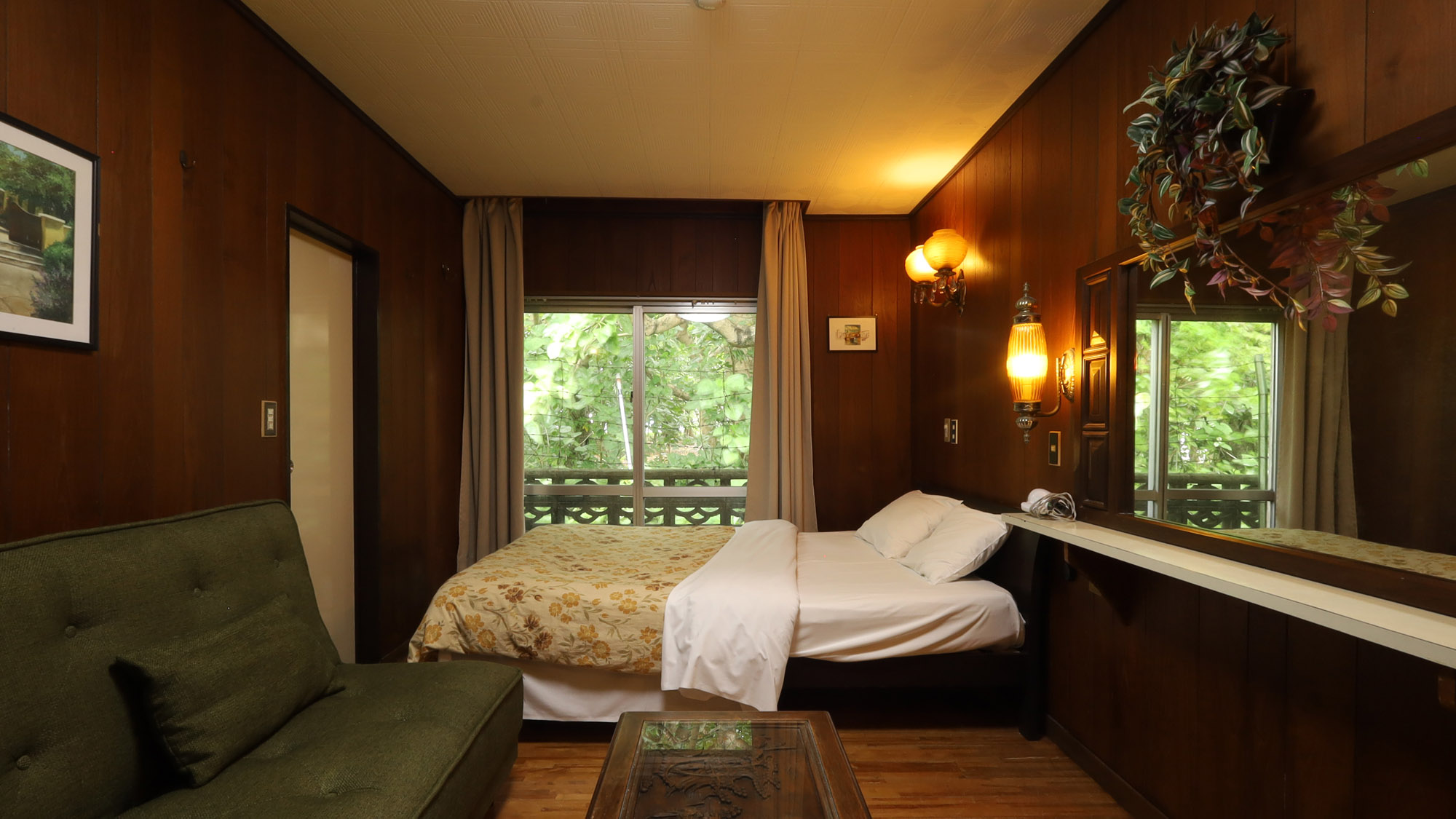 【ダブルエコノミー】深呼吸したくなる緑と、心ときめくアンティーク部屋