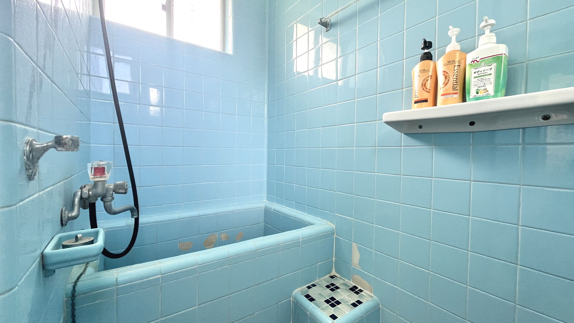 【大部屋専用バスルーム】昔ながらの趣を残す、水色タイルのお風呂。 