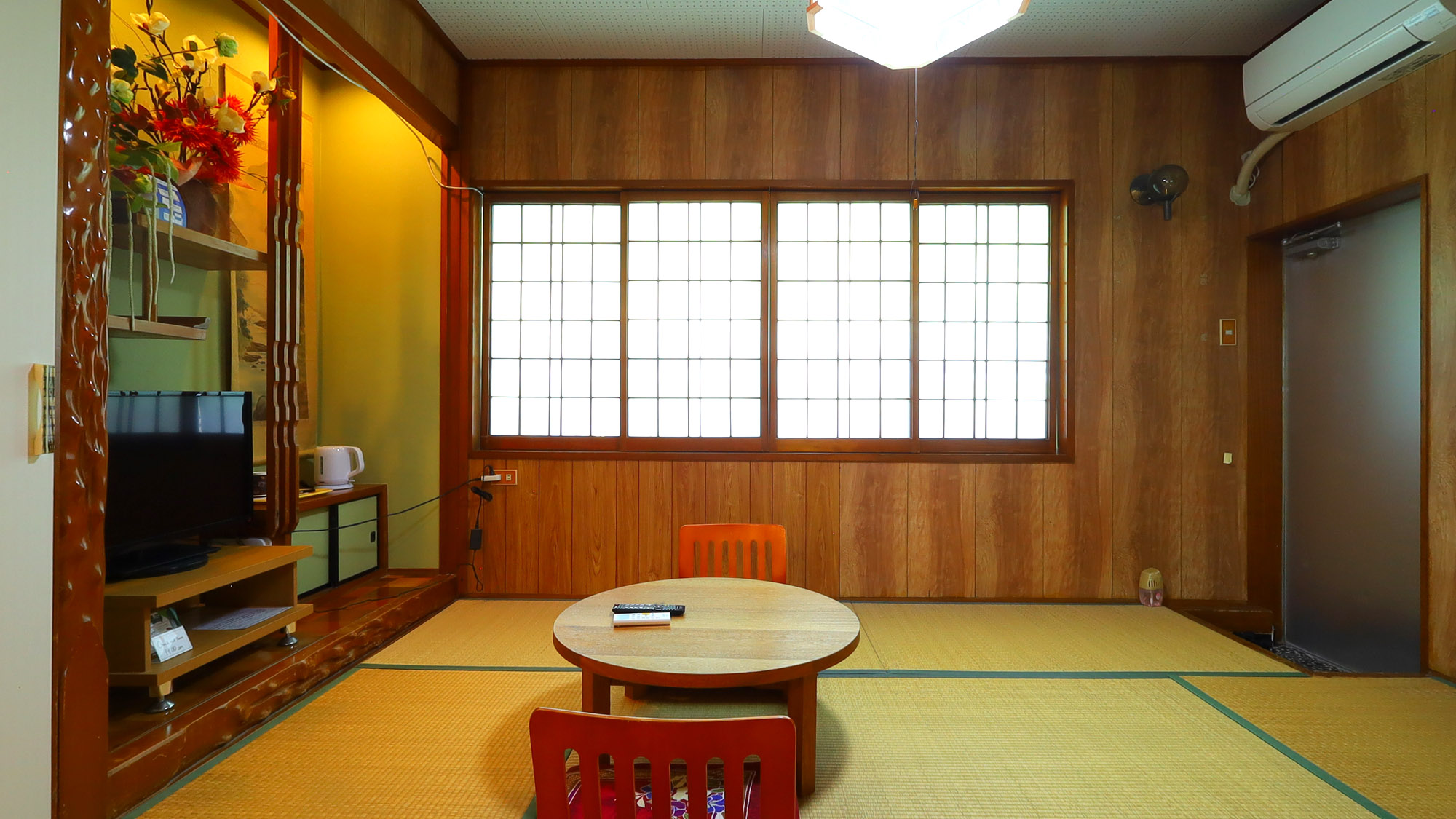 【日本間(和洋室)】畳の上に足をのばせるお部屋は日本間だけ。