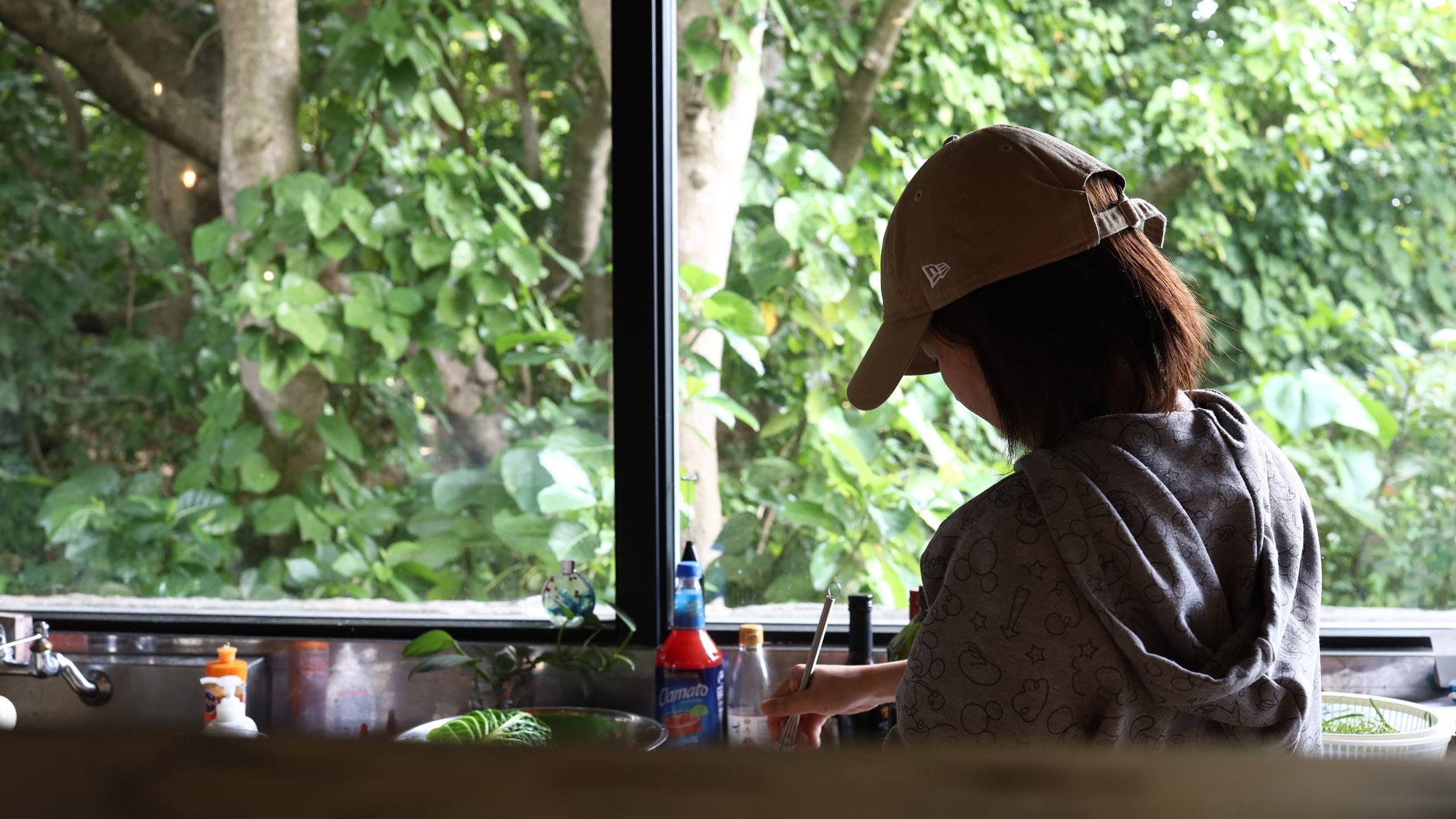 【イメージ】大きな窓から、まるで絵画のような緑が広がるキッチン