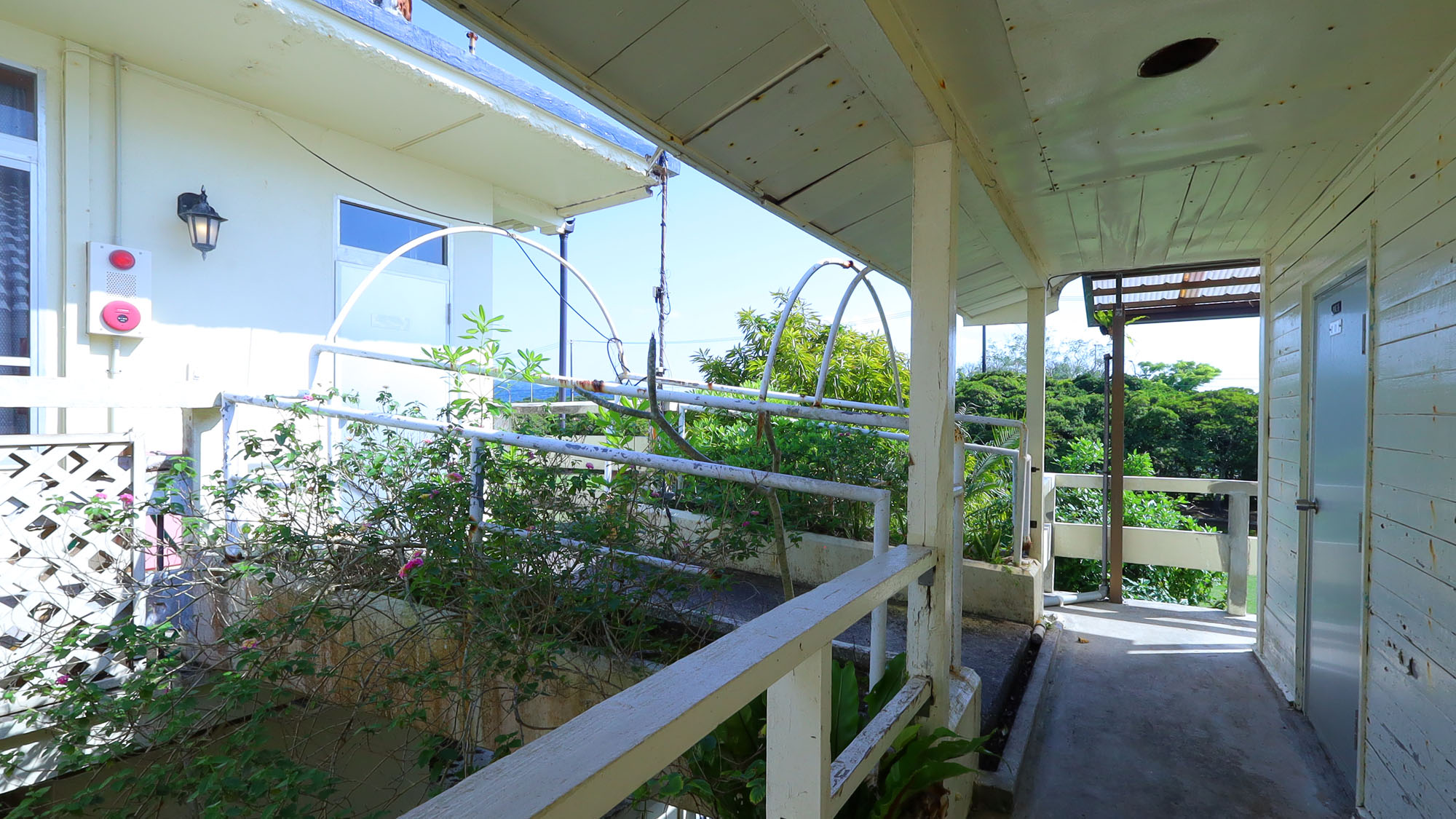 【２階廊下】昔の建物なので、ちょっと変わった作りもノスタルジックを感じる一面