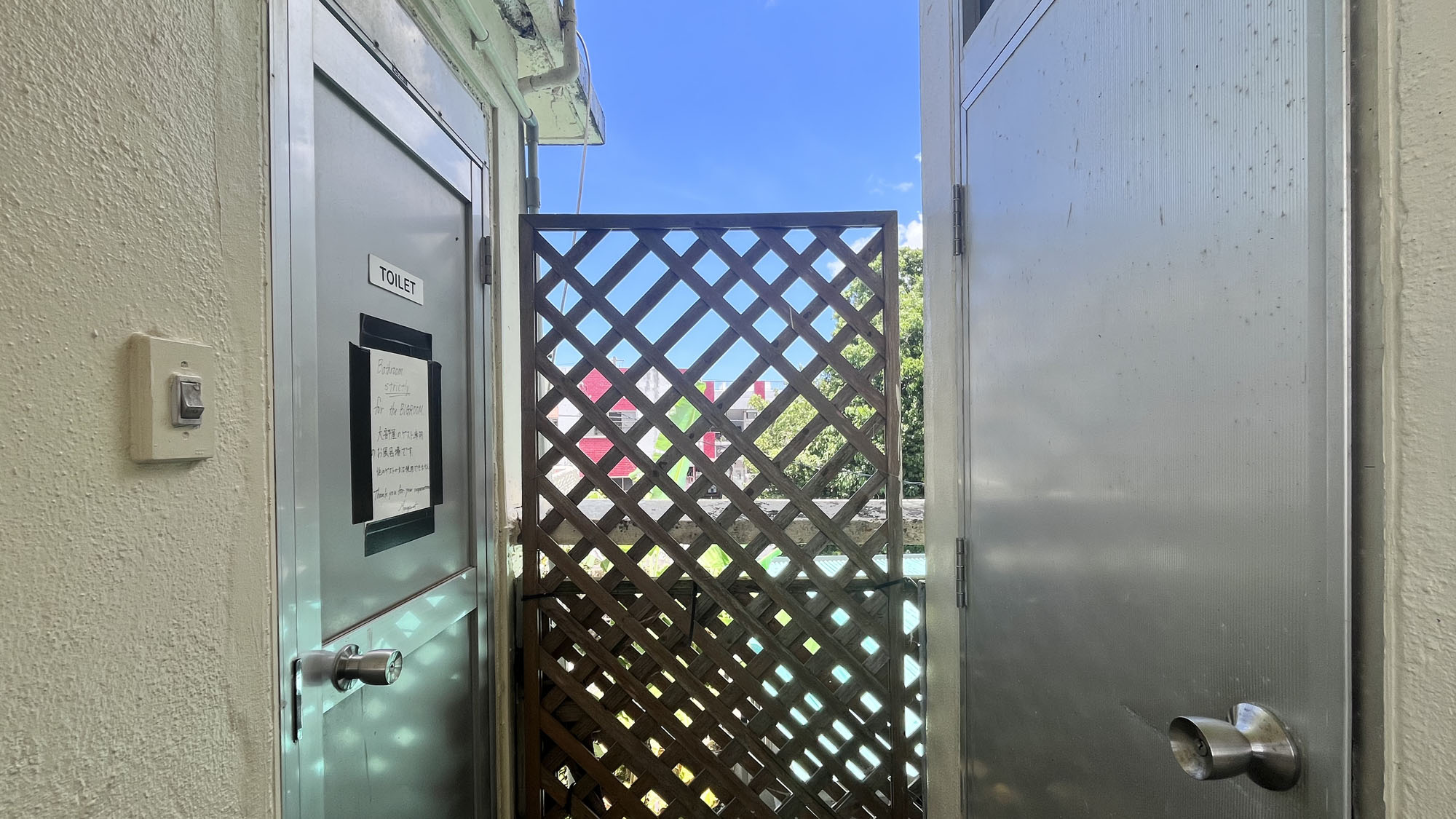 【大部屋入口／大部屋専用トイレ・バス入口】お部屋から一度廊下に出ていただく形になっています