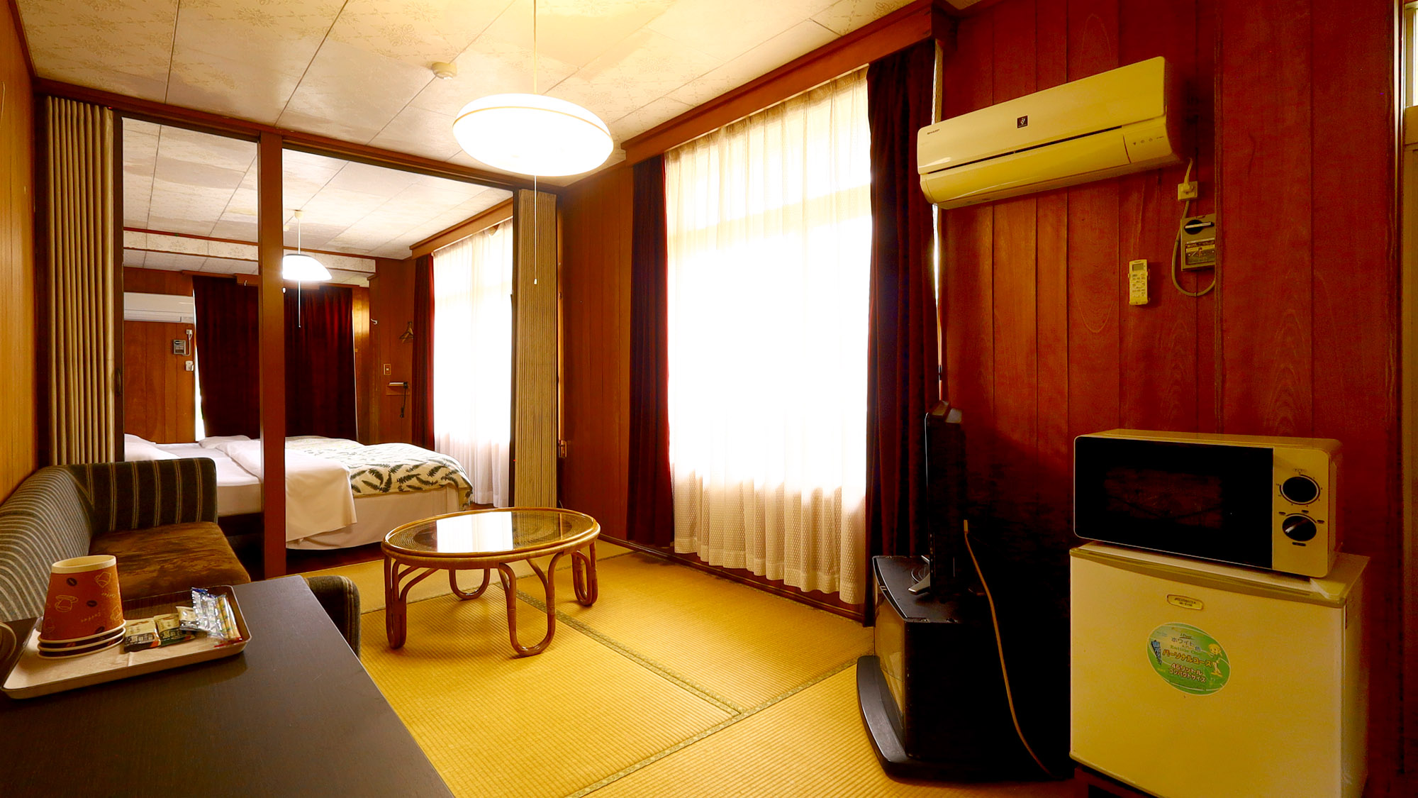 【大部屋】冷蔵庫と電子レンジも完備。