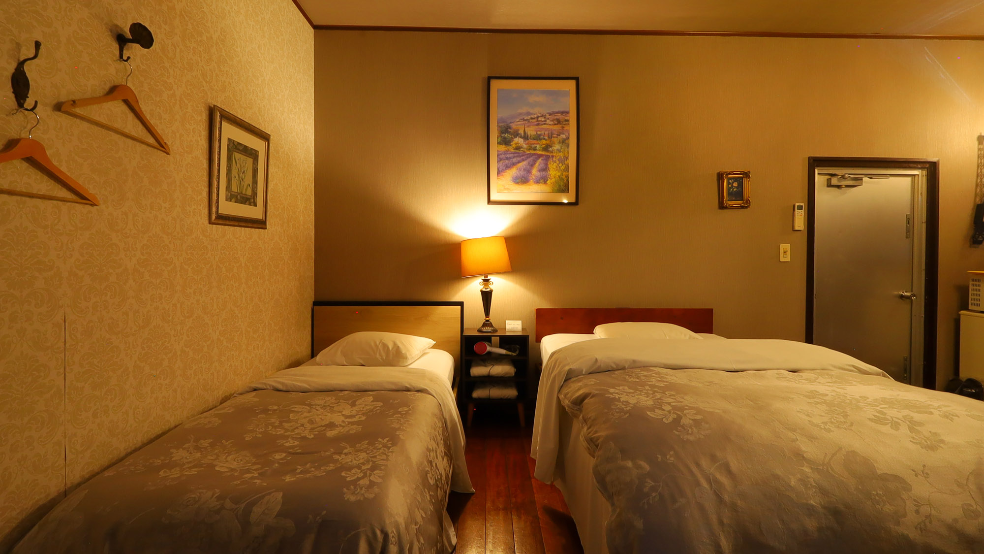 【ダブルスタンダード】シングルベッドとダブルベッドを備えたお部屋です。