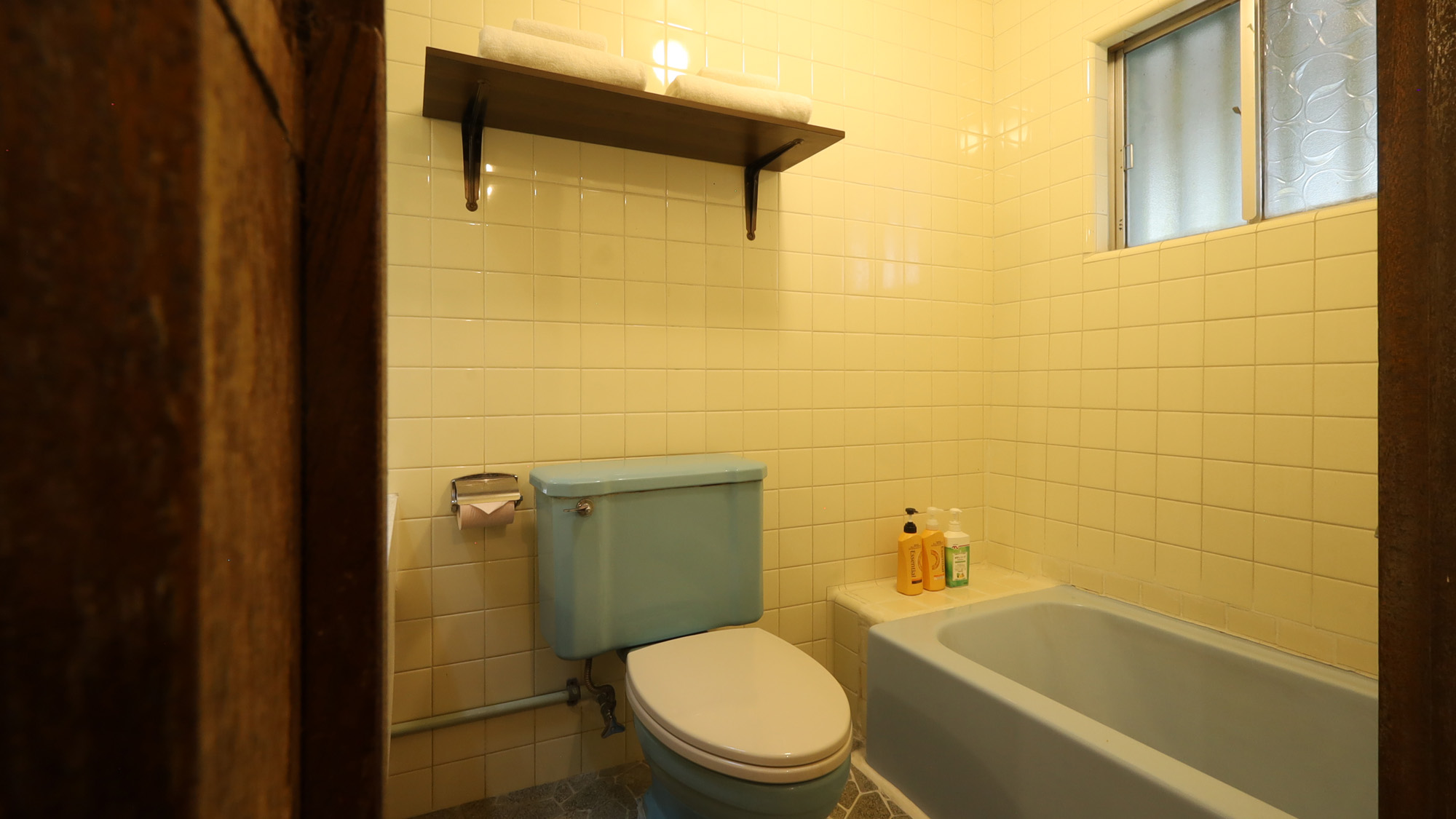 【ダブルエコノミー(風呂・トイレ)】ホテルが歩んできた歴史を感じさせる造りとなっています。
