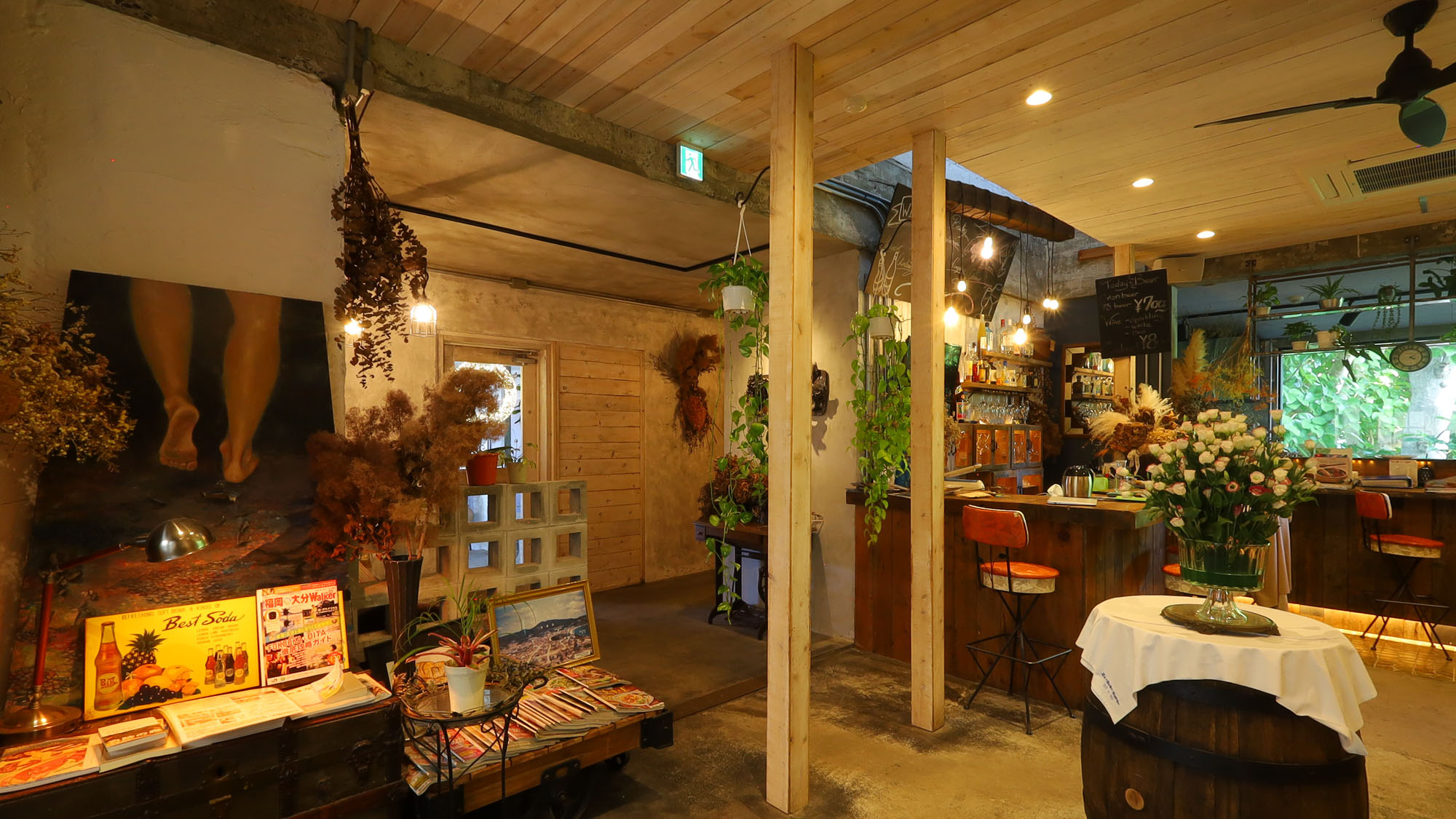 【フロント】アンティークの家具、柔らかな照明、静かに流れる音楽。ノスタルジックな世界へようこそ