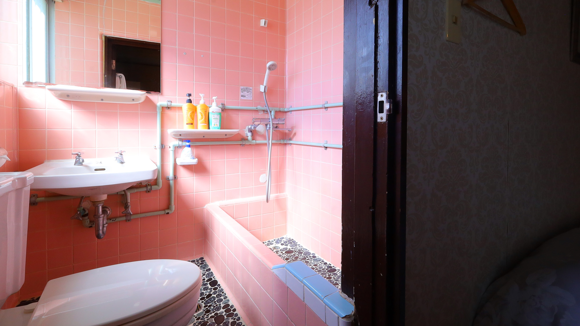 【ダブルスタンダード(洗面・お風呂)】歴史を紡いだホテルの、少し不便に感じる部分もあるかもしれません