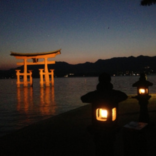 厳島神社鳥居(夜)2