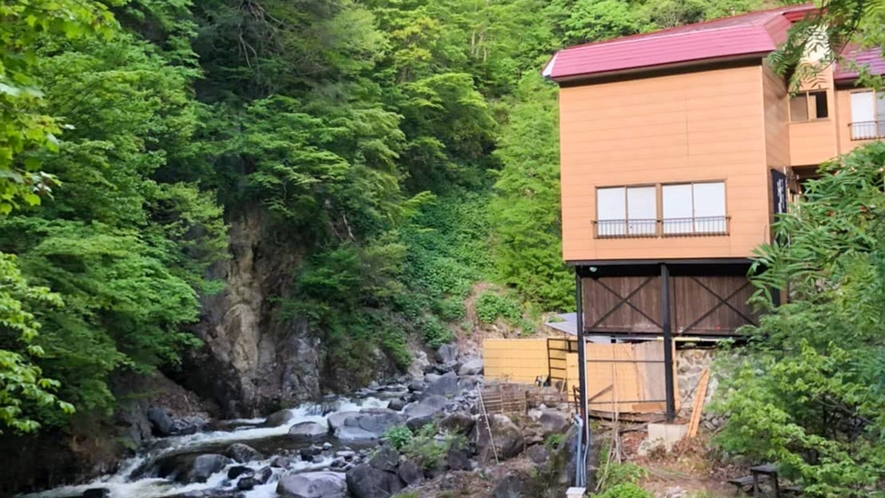 ・【外観】こんこんと湧く温泉と手つかずの自然を満喫しませんか