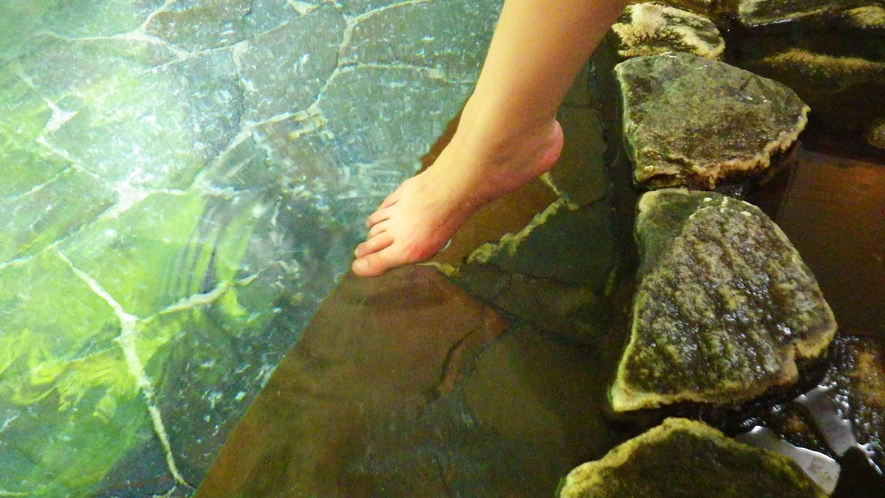 ・【内湯】温泉に手足を入れた瞬間のお湯の柔らかさを体感してみてください