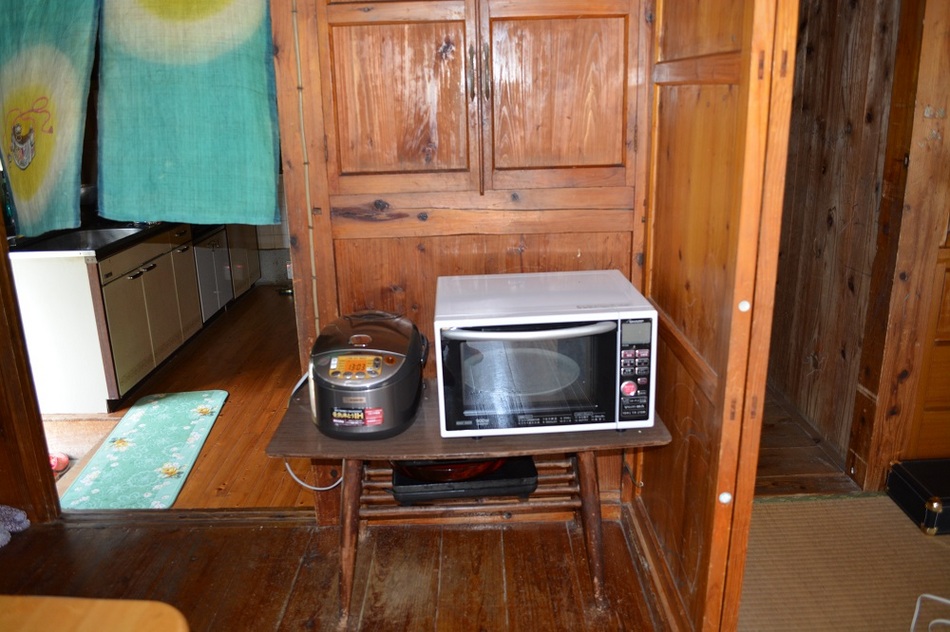 Ada juga penanak nasi, oven microwave, dan panci
