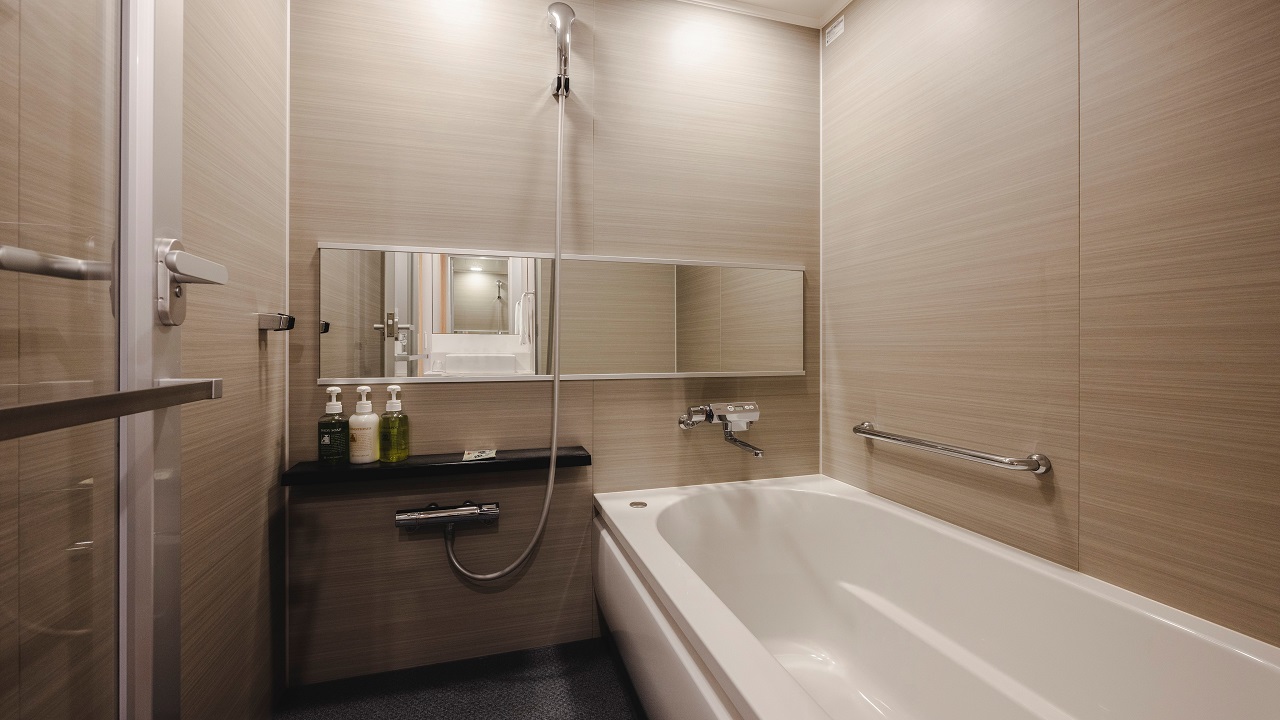 【バスルーム】バス・トイレセパレートタイプの広々お風呂は、男性でものびのびと入ることができます