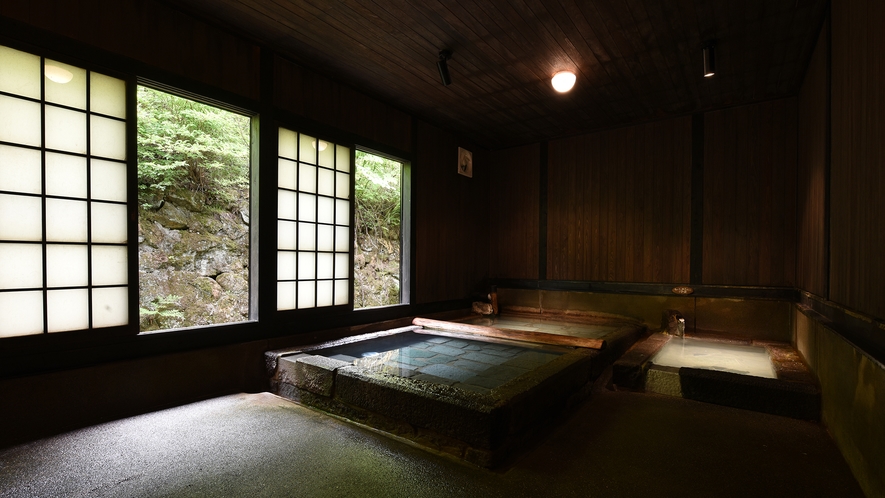 *【切石湯】薪で炊き上げたお湯の湯船と冷泉大浴場より2～3度高めの冷泉湯船。