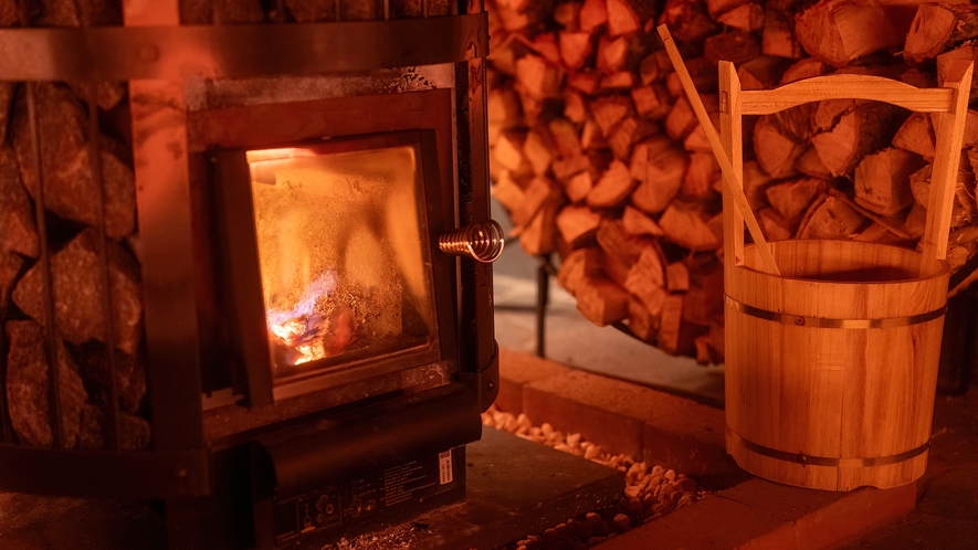【暖の地獄サウナ】薪をくべて“火”の熱さを感じられる薪ストーブサウナ