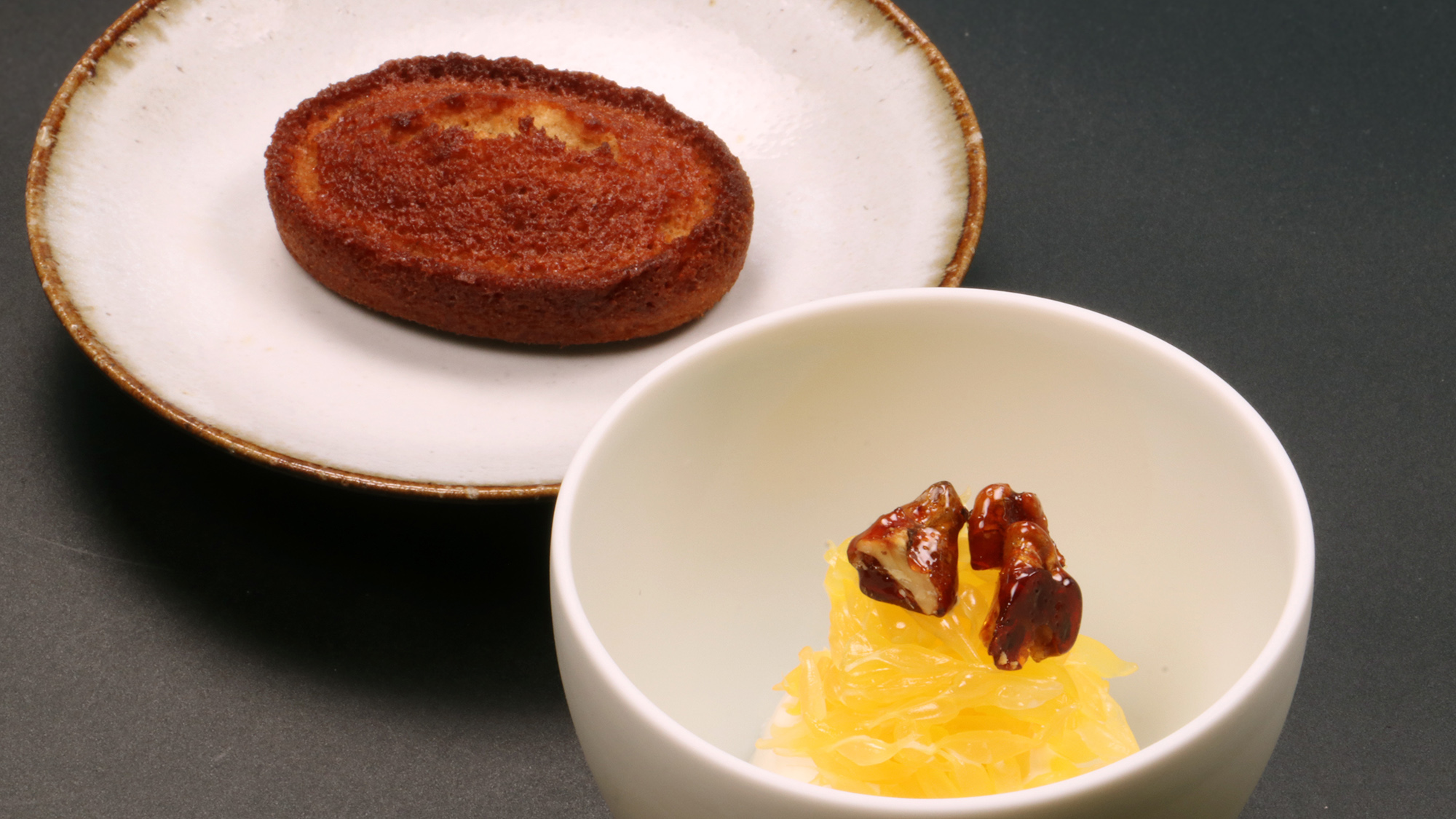 【About The Food／Dinner】焼き立てのフィナンシェと季節のフルーツをのせたデザート