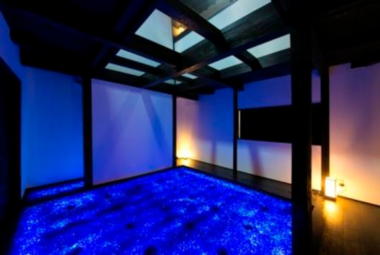 Room1「天空の庭」（１F）青い幻想的な空間が広がります