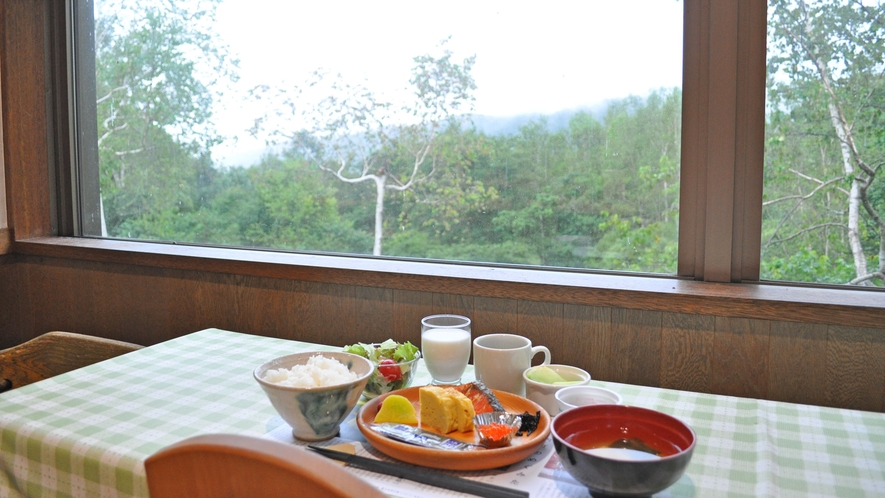 【朝食】森を眺めながらゆったりとお食事をお楽しみください