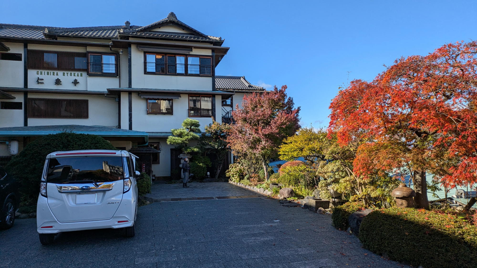 当館敷地内も紅葉します（見ごろは例年１０月下旬から１１月上旬、気候により変動します）