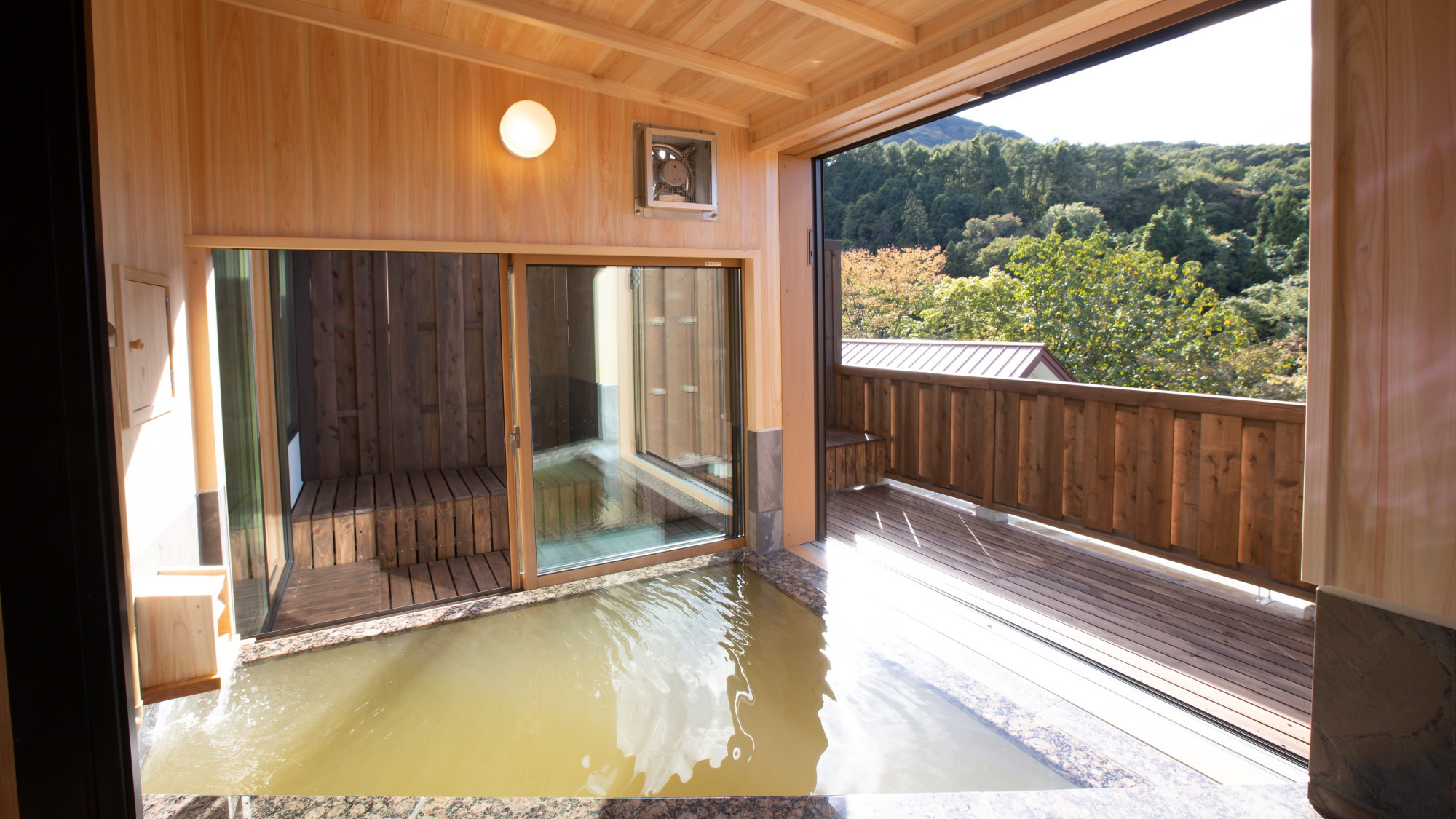 【本館　半露天付客室ツイン+和室（禁煙）】お部屋に源泉かけ流しのお風呂が付いています（一例）