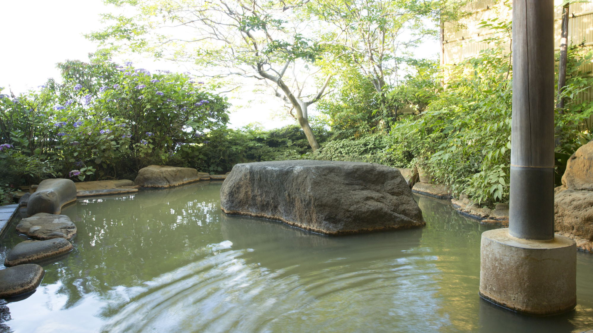 晴れた日の露天風呂(殿方)伊香保ならではの「黄金の湯」源泉100%かけ流し