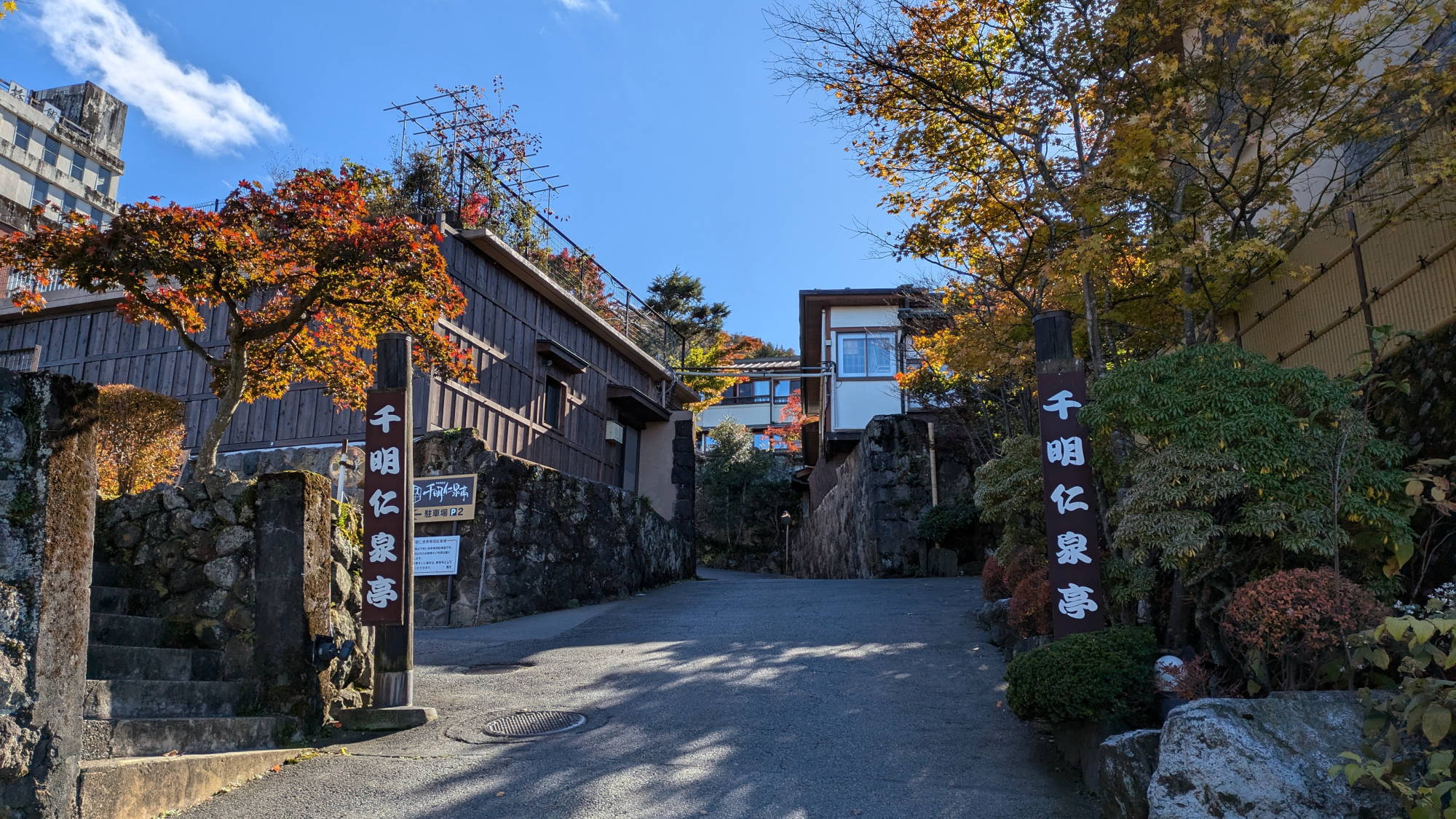 お車でお越しの際はこちらが入り口です