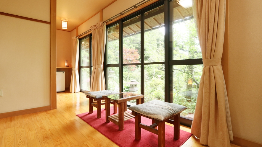 ■八重桜-yaezakura-■10.5畳＊大きな窓からはマイナスイオンたっぷりの光が差し込みます。