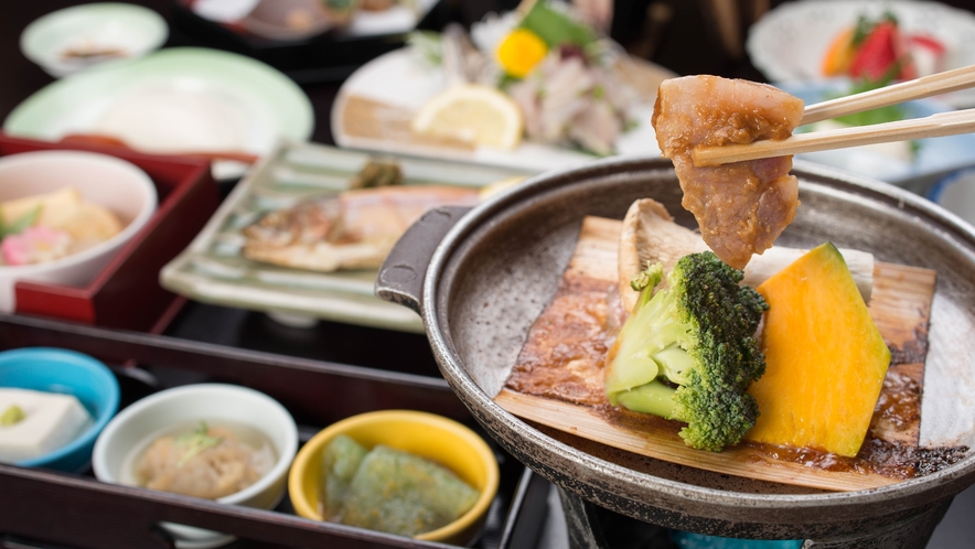 *和豚の陶板焼き（夕食一例）/甘辛のたれが絡んだ豚肉と野菜が、焼くことで更に甘みがじんわりと