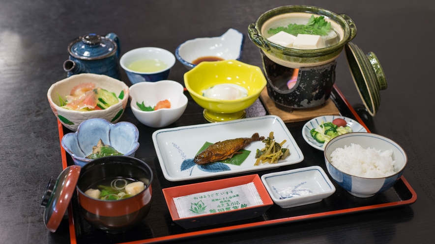 *朝食一例/群馬、尾瀬の地元の山川の幸がふんだんに使われた朝食。ふっくら炊いたごはんが美味