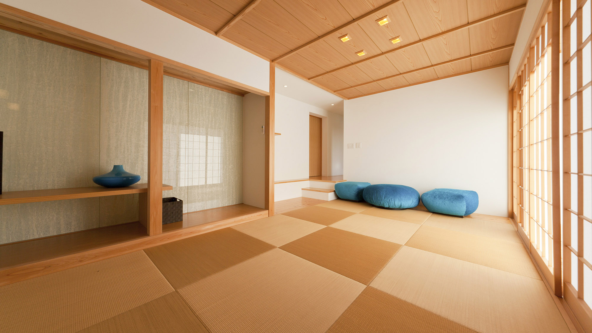 ・【大瀬：KI】浜辺を象徴する鮮やかな青をアクセントとして使用。個性溢れるお部屋です