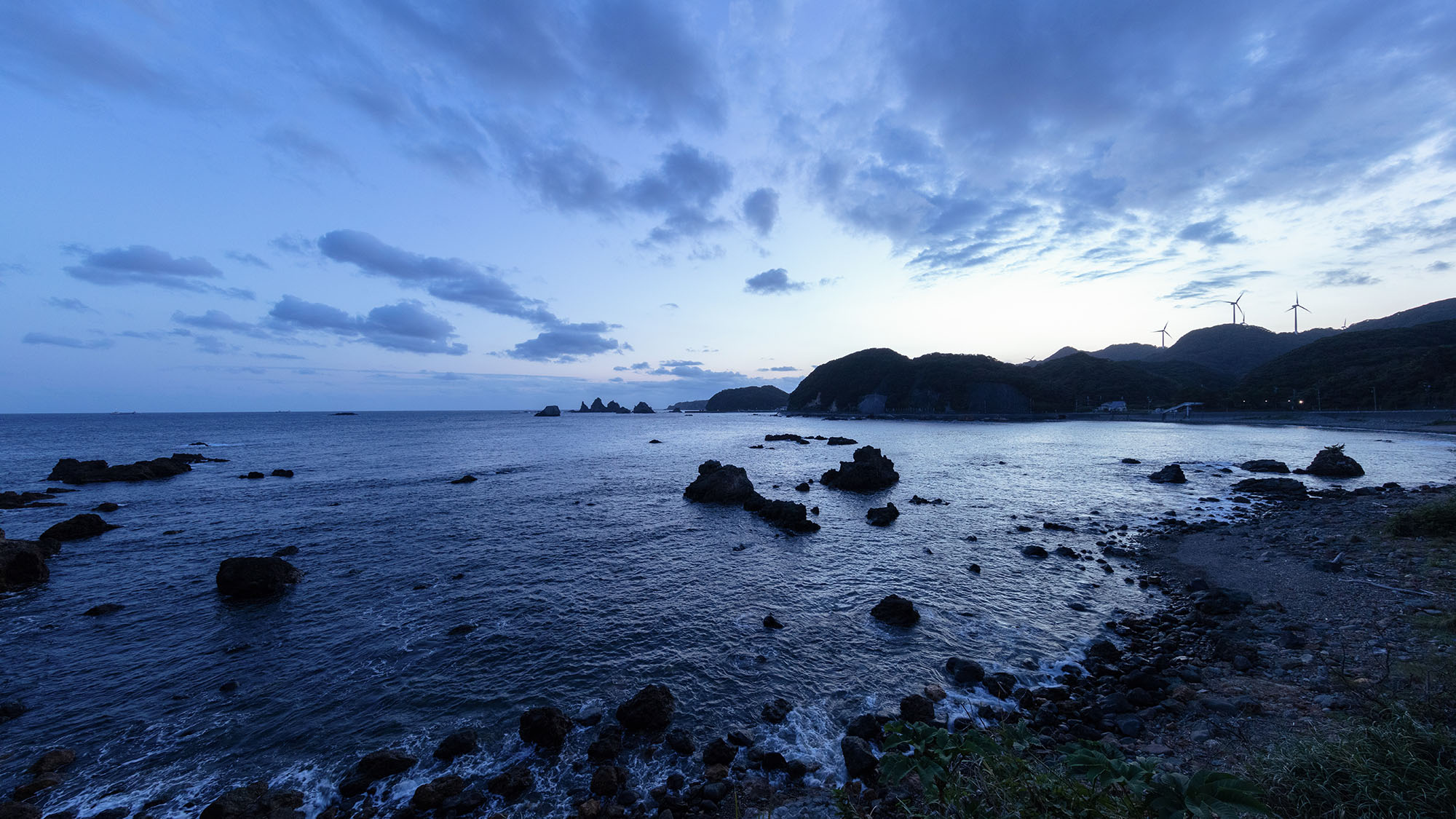 ・【潮騒：景観】様々な形状の岩があり、自然の壮大さを感じることができます