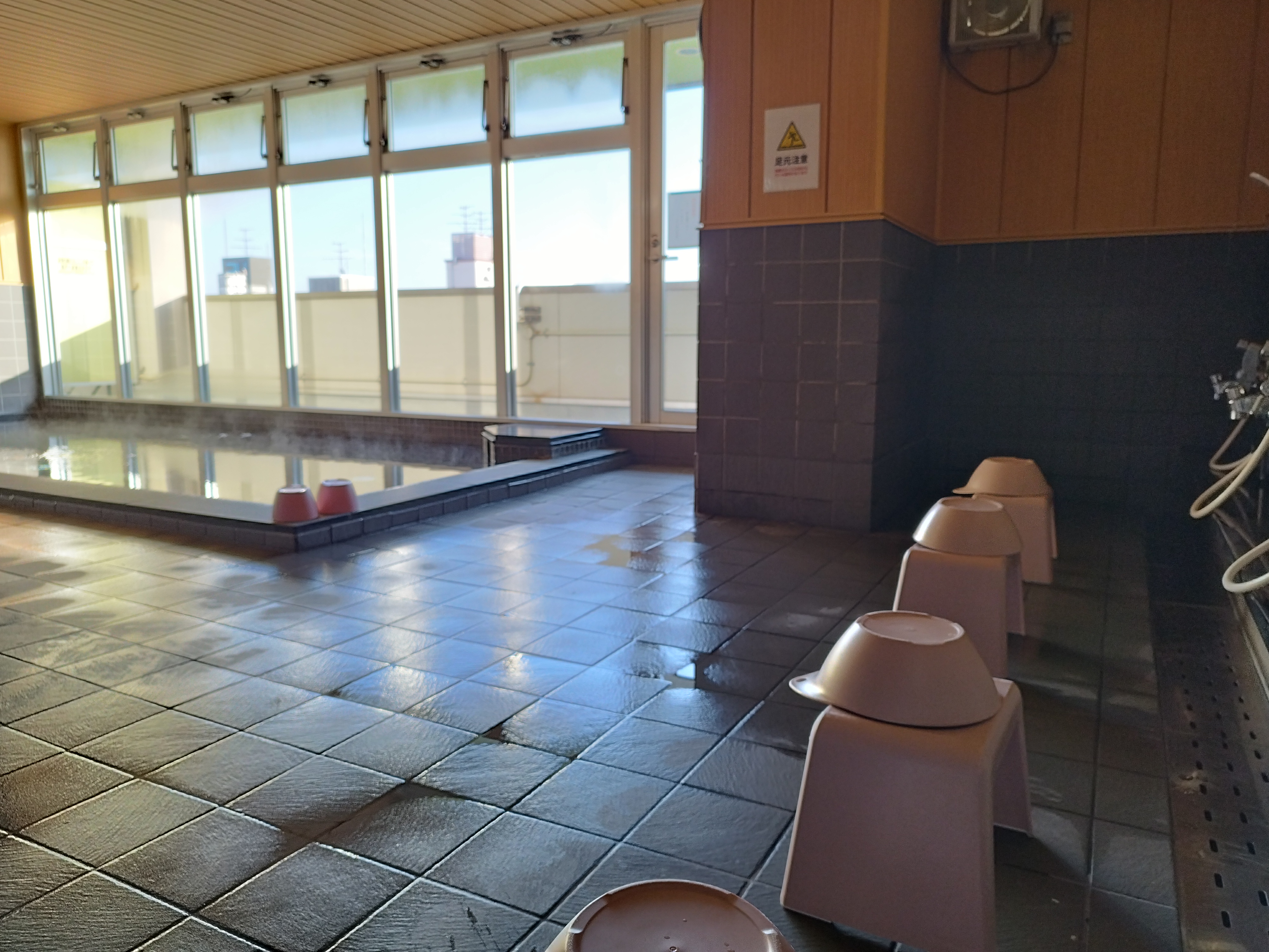 大浴場　シャワーと浴槽