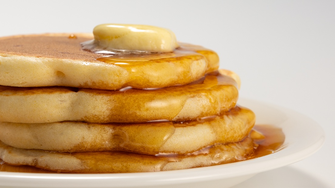 朝7：00より無料パンケーキのサービスがございます（当日提供分無くなり次第終了）