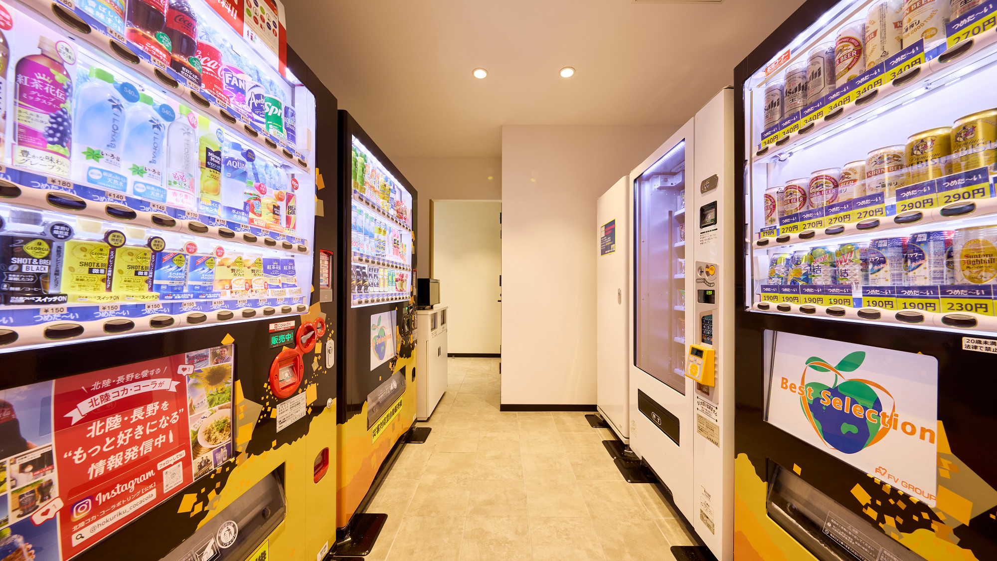 お飲み物や軽食の自販機などのほか電子レンジも各階にご用意しております。