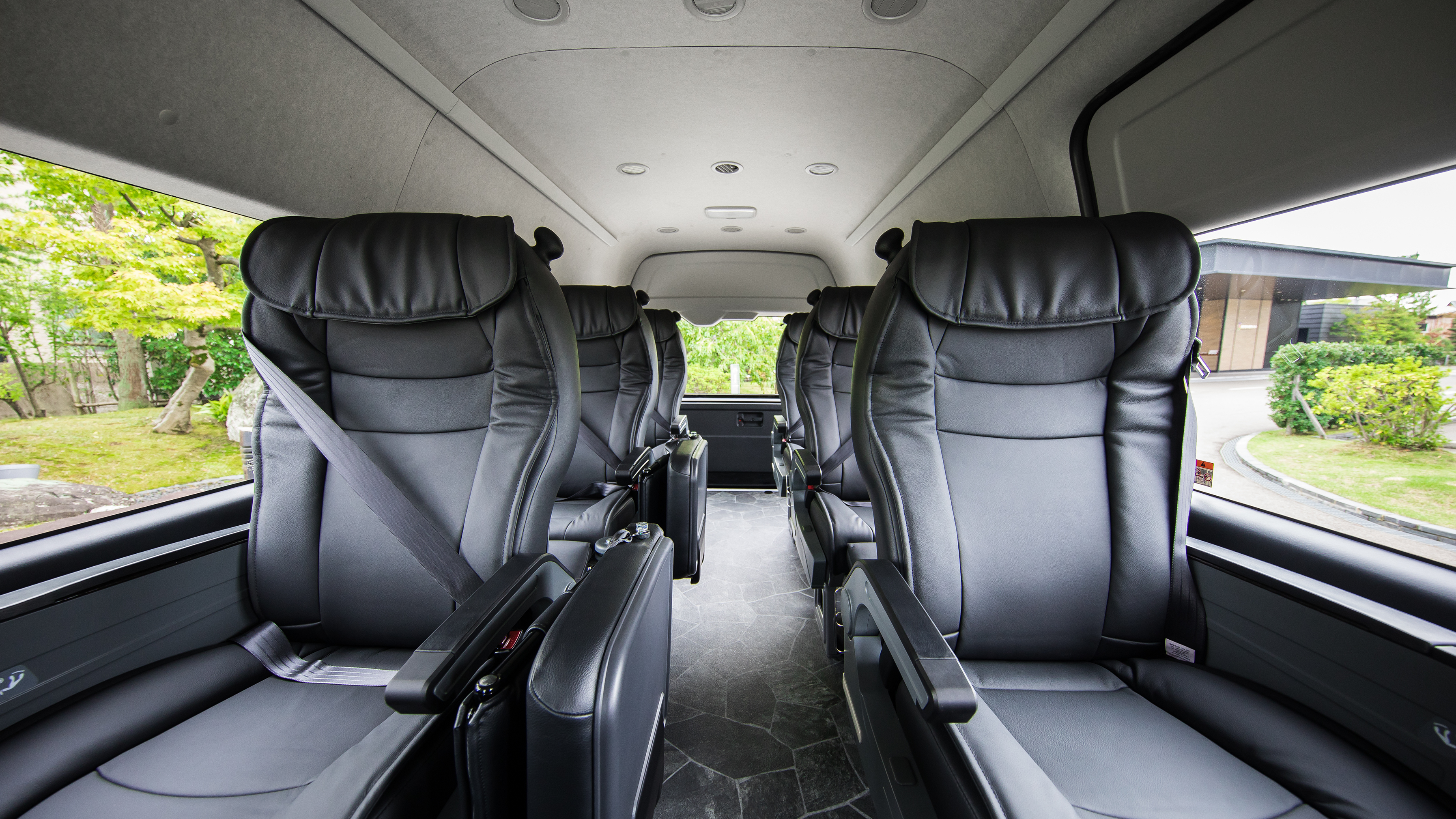 ラグジュアリーワゴンイメージ。ゆったりと快適な旅をお愉しみいただけます。