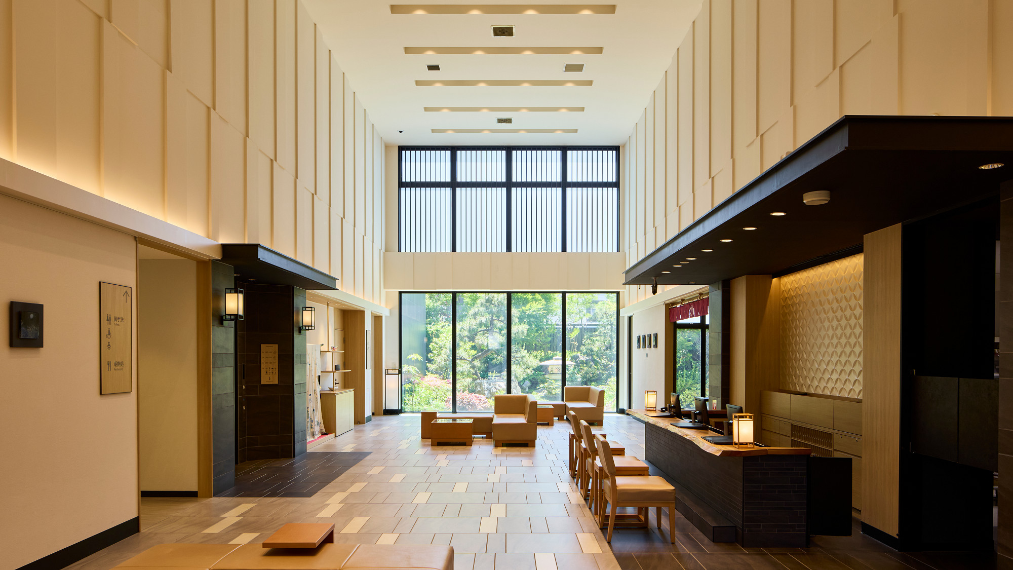 明るい日差しが差し込むロビー。