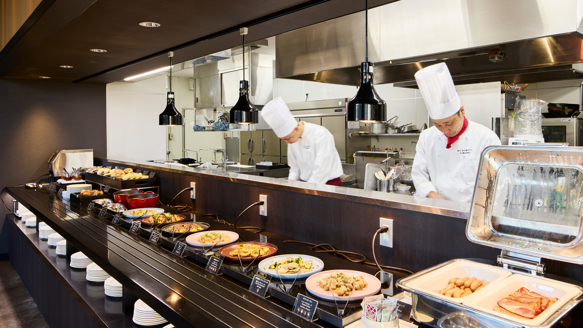 目の前で焼き上げるオムレツや日替わりの焼魚が人気。